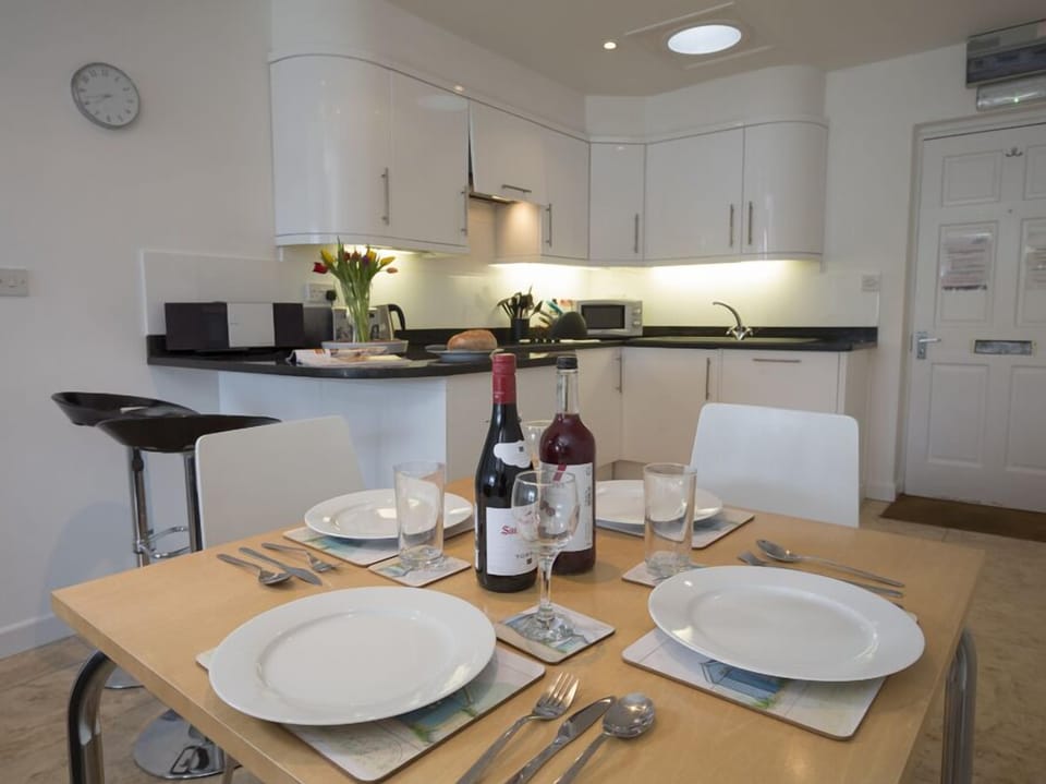 Cottage | Private kitchen | Fridge, stovetop, highchair, cookware/dishes/utensils