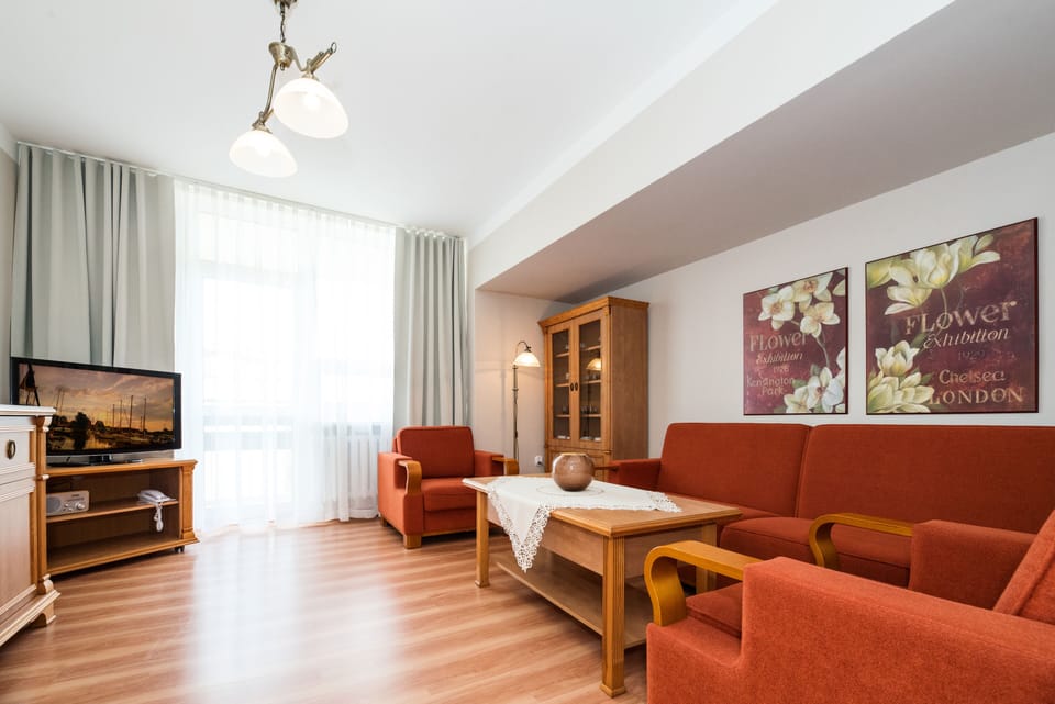 Studio Suite | Living room | 32-inch plasma TV with satellite channels, TV