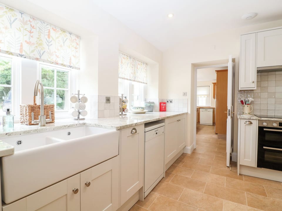 Cottage | Private kitchen | Fridge, microwave, stovetop, dishwasher