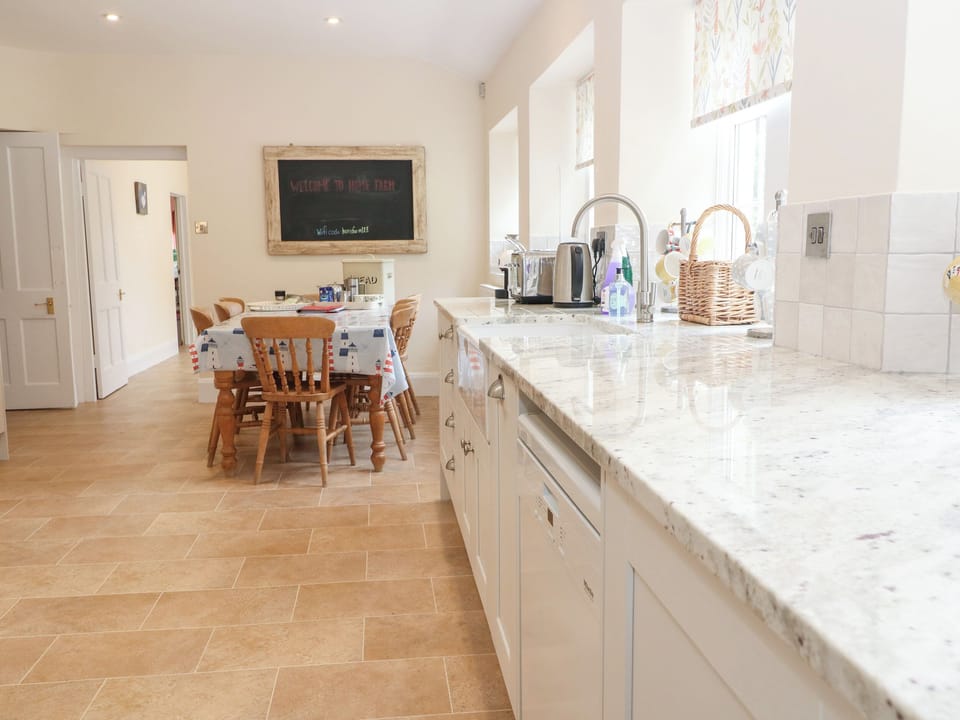 Cottage | Private kitchen | Fridge, microwave, stovetop, dishwasher