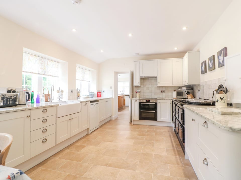 Cottage | Private kitchen | Fridge, microwave, stovetop, dishwasher