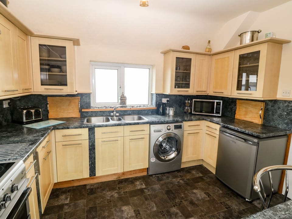Cottage | Private kitchen | Fridge, microwave, stovetop, electric kettle