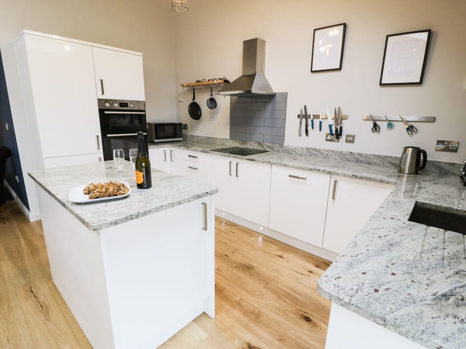 Cottage | Private kitchen | Fridge, microwave, dishwasher, highchair
