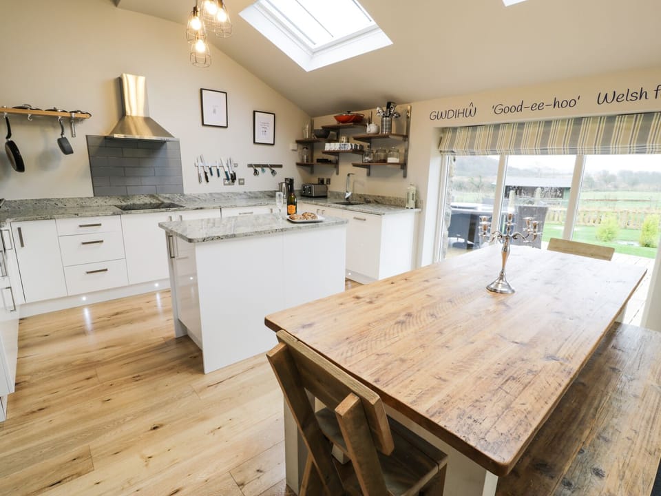 Cottage | Dining