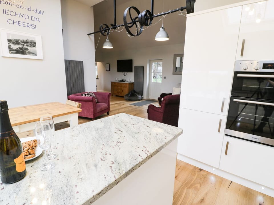 Cottage | Private kitchen | Fridge, microwave, dishwasher, highchair