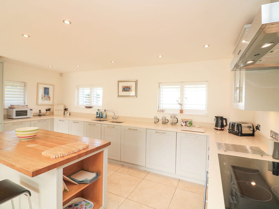 Cottage | Private kitchen | Dishwasher, cookware/dishes/utensils