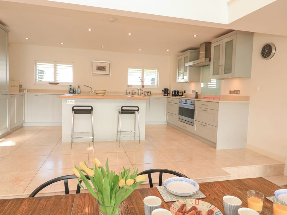 Cottage | Private kitchen | Dishwasher, cookware/dishes/utensils