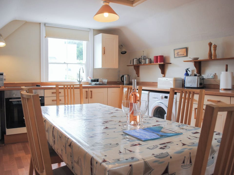 Cottage | Private kitchen | Oven, stovetop, dishwasher, cookware/dishes/utensils