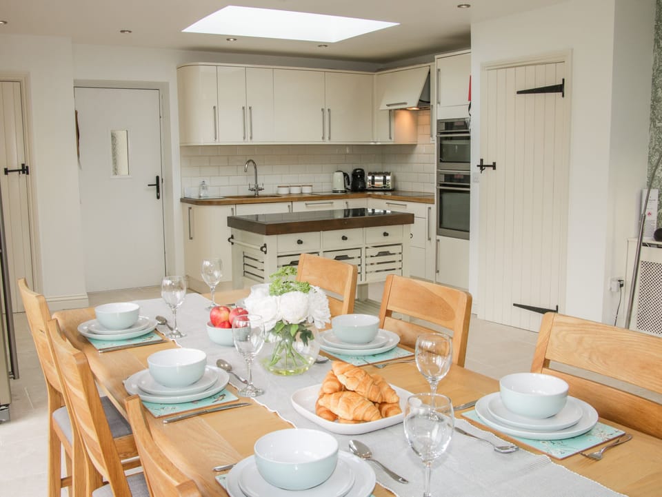 Cottage | Private kitchen | Stovetop, dishwasher, cookware/dishes/utensils