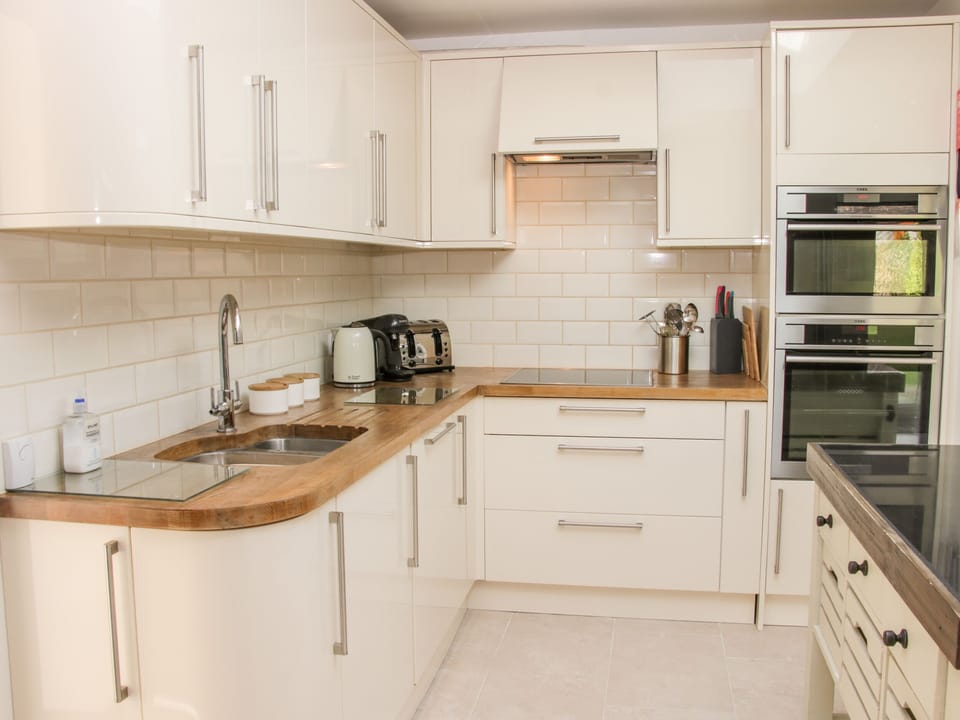Cottage | Private kitchen | Stovetop, dishwasher, cookware/dishes/utensils