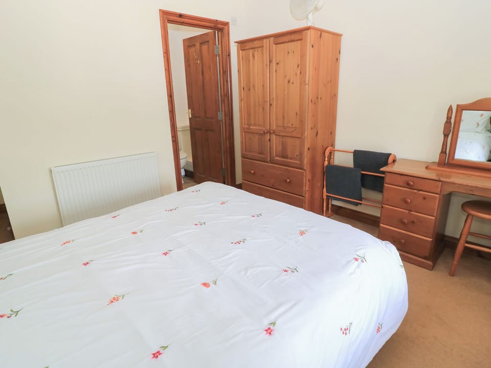 Cottage | 4 bedrooms, individually decorated, individually furnished, free WiFi