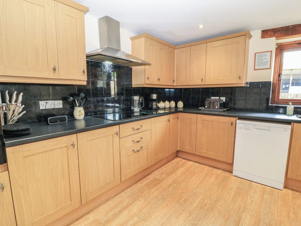 Cottage | Private kitchen | Fridge, microwave, stovetop, dishwasher