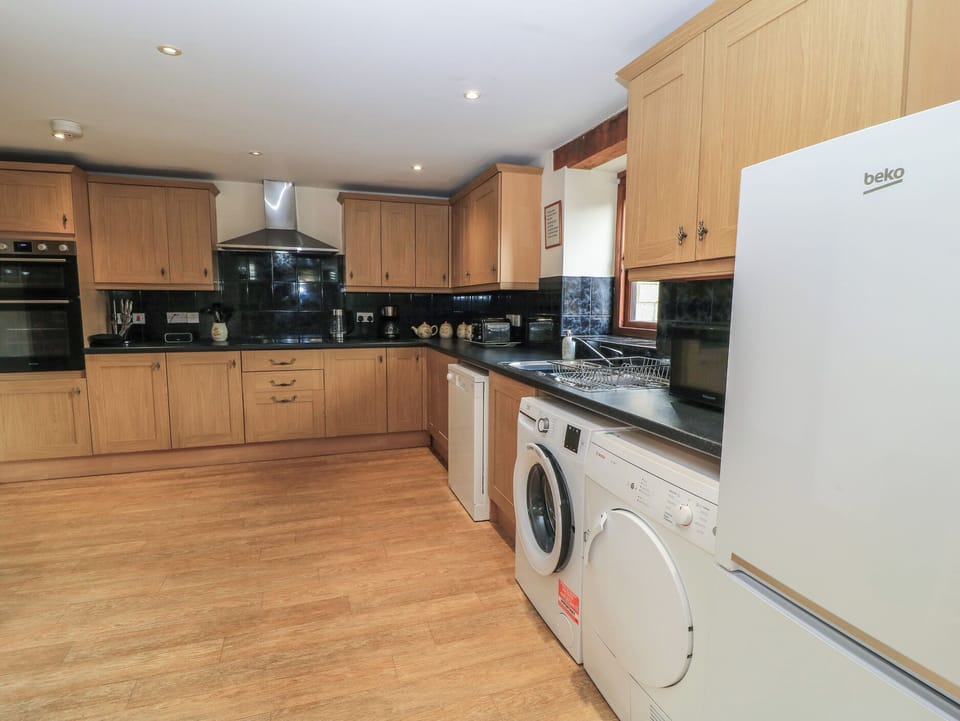 Cottage | Private kitchen | Fridge, microwave, stovetop, dishwasher