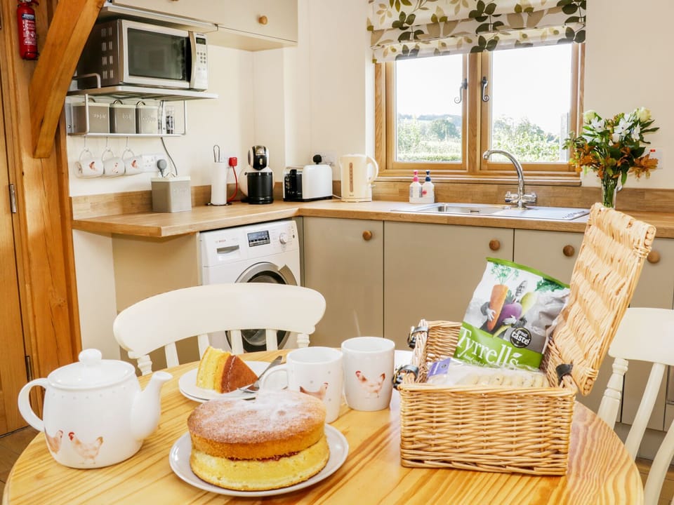Cottage | Private kitchen | Dishwasher, highchair, cookware/dishes/utensils