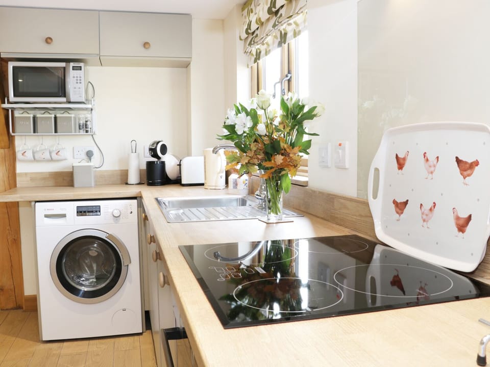 Cottage | Private kitchen | Dishwasher, highchair, cookware/dishes/utensils