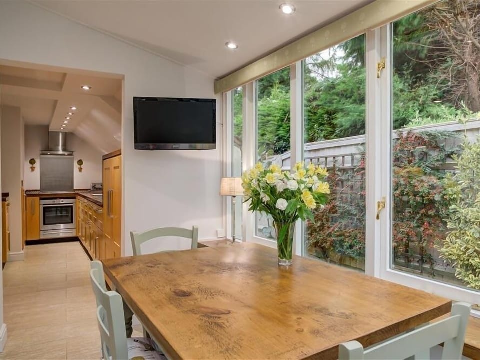 Cottage | Private kitchen | Fridge, microwave, stovetop, dishwasher
