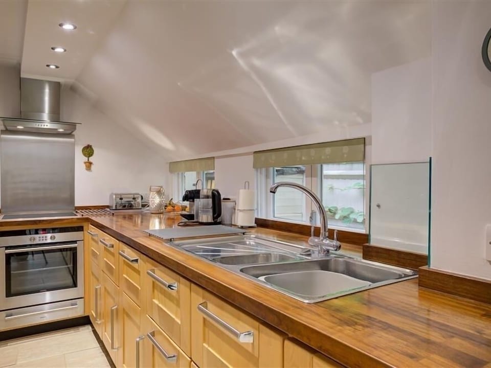 Cottage | Private kitchen | Fridge, microwave, stovetop, dishwasher