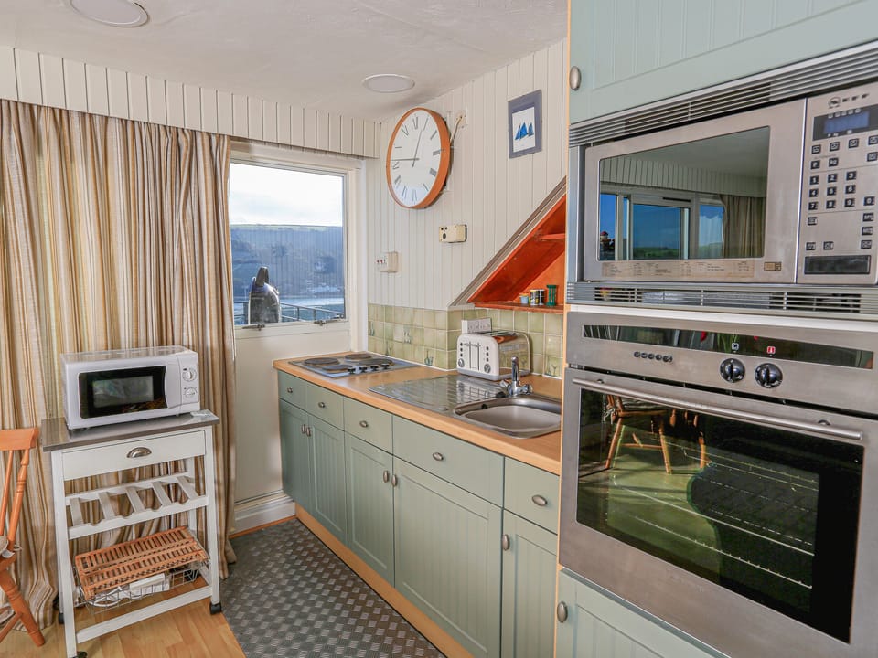 Cottage | Private kitchen | Fridge, microwave, stovetop, cookware/dishes/utensils