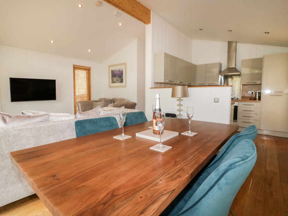 Cottage | Private kitchen | Dishwasher, cookware/dishes/utensils
