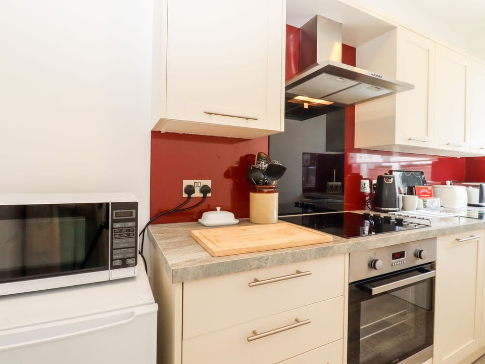 Cottage | Private kitchen | Fridge, microwave, cookware/dishes/utensils