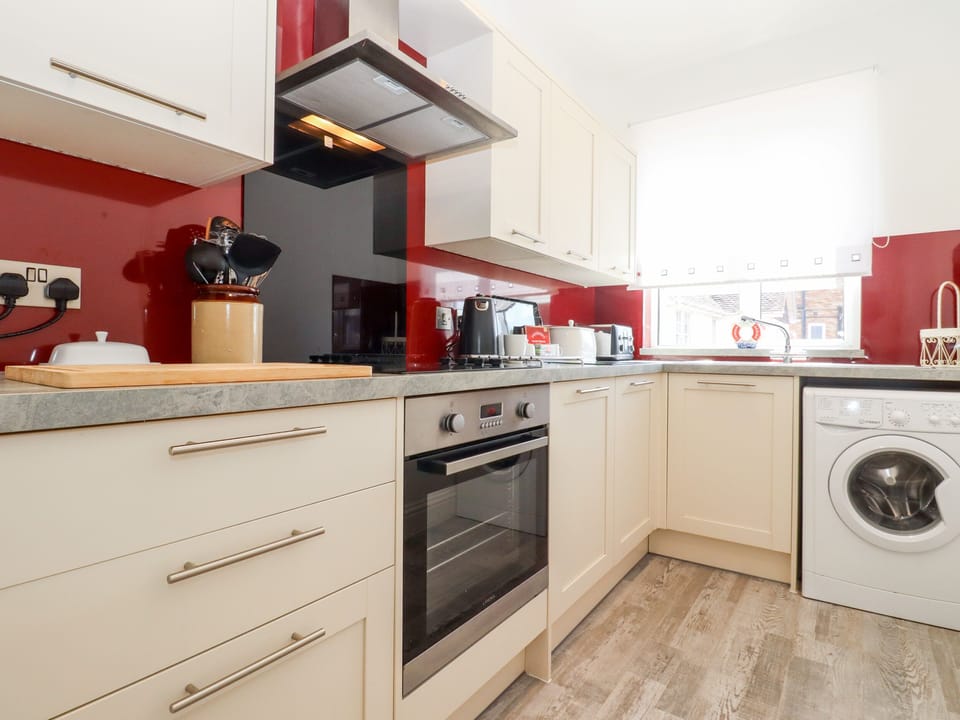 Cottage | Private kitchen | Fridge, microwave, cookware/dishes/utensils