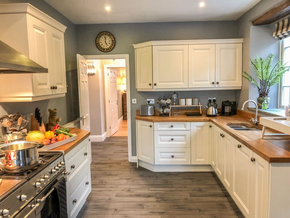 Cottage | Private kitchen | Dishwasher, electric kettle, toaster, highchair