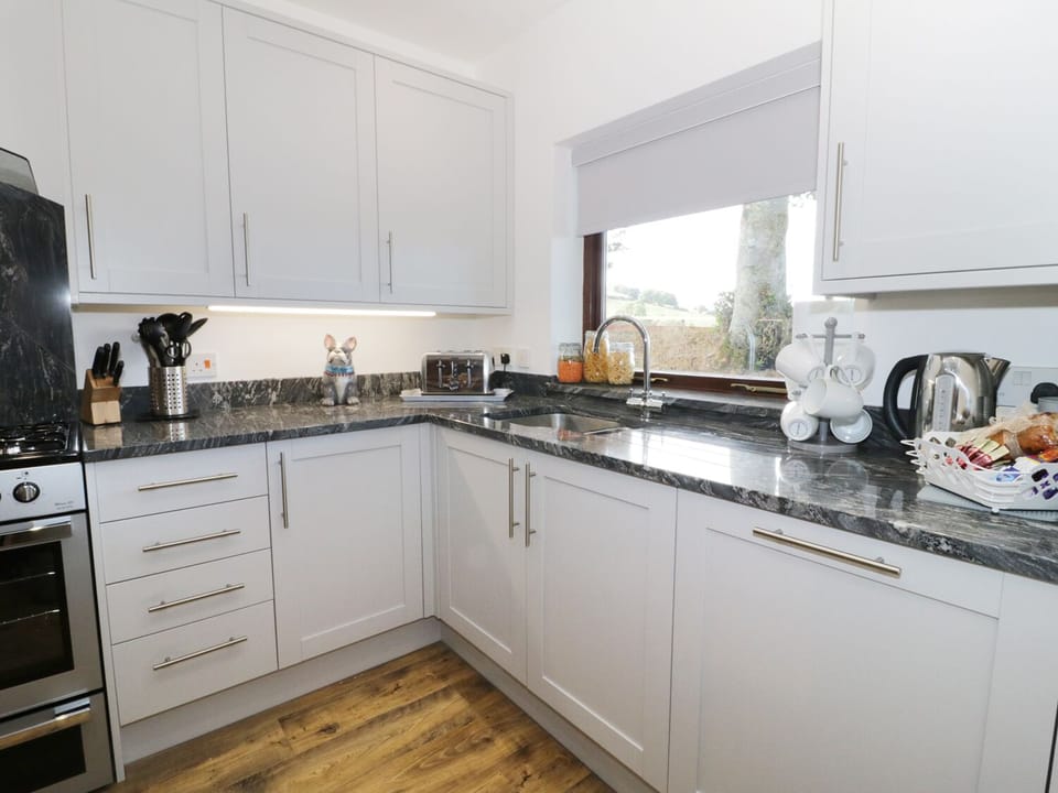 Cottage | Private kitchen | Fridge, microwave, dishwasher, electric kettle