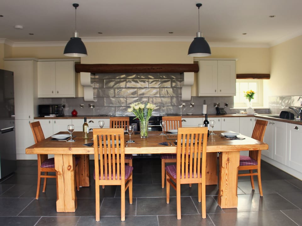 Cottage | Private kitchen | Dishwasher, highchair, cookware/dishes/utensils