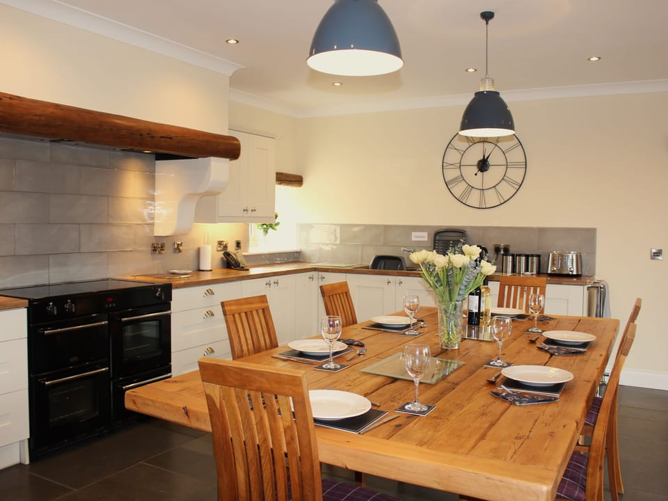 Cottage | Private kitchen | Dishwasher, highchair, cookware/dishes/utensils