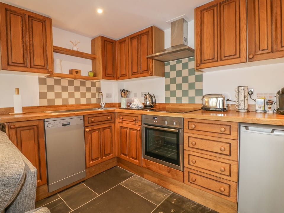 Cottage | Private kitchen | Microwave, stovetop, dishwasher, electric kettle