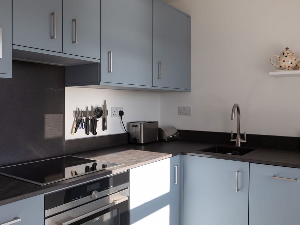 Cottage | Private kitchen | Dishwasher, cookware/dishes/utensils
