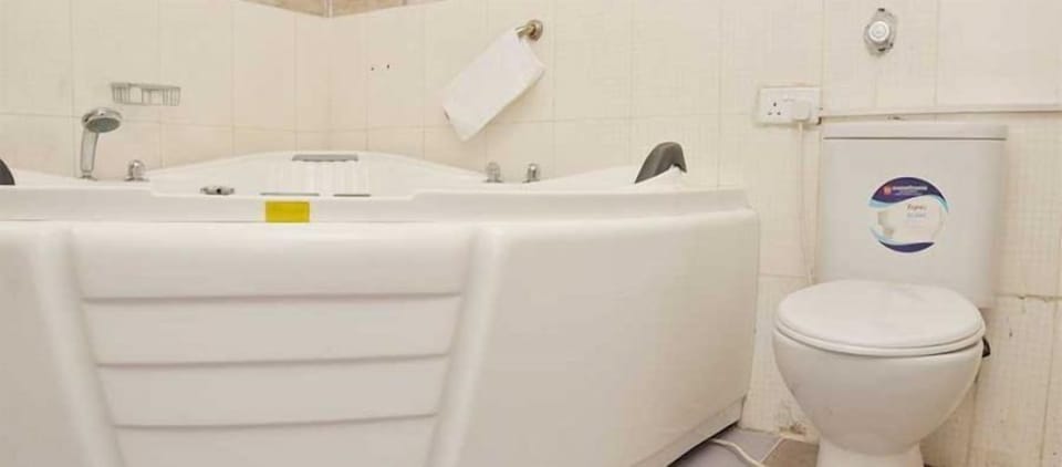Shower, free toiletries, towels