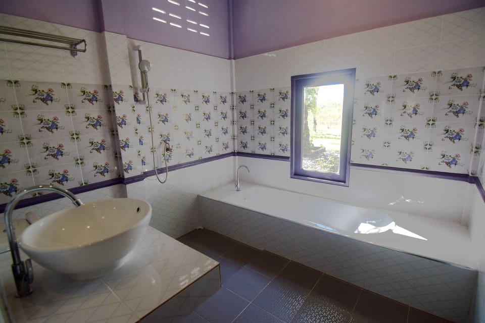 Notting Hill | Bathroom | Free toiletries, towels
