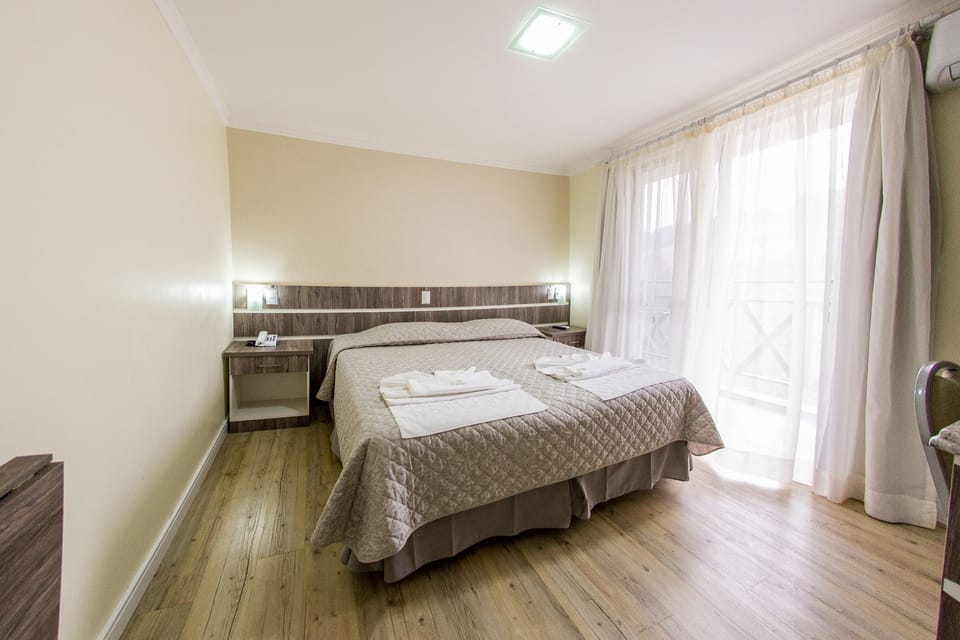 Deluxe Double or Twin Room | Minibar, desk, WiFi (free), bed sheets