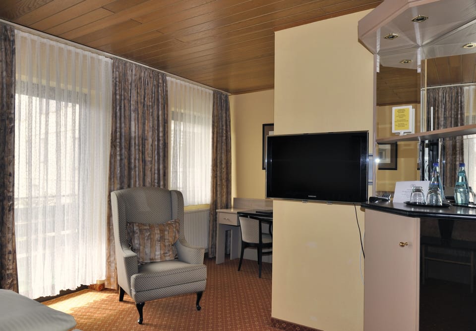 Suite | Desk, laptop workspace, cribs/infant beds, rollaway beds