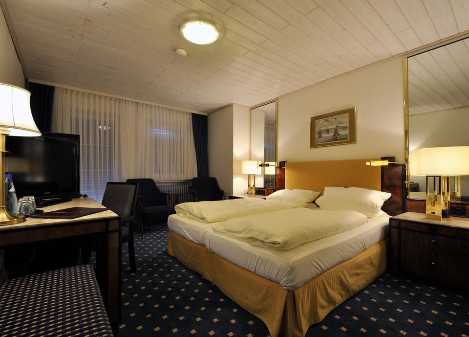 Double Room | Desk, laptop workspace, cribs/infant beds, rollaway beds