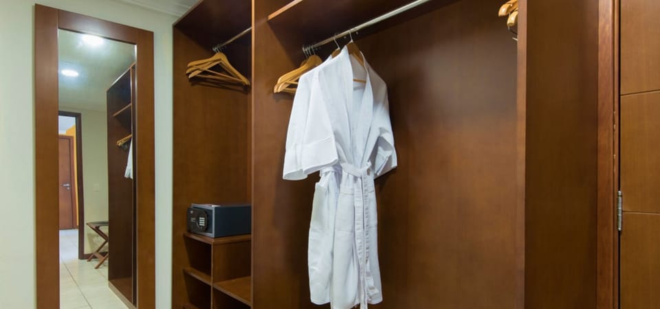 Suite | In-room safe, blackout drapes, free WiFi, bed sheets