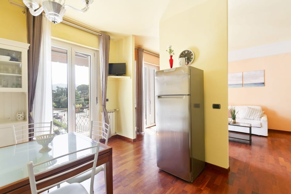 City Room, 2 Bedrooms | Private kitchen | Full-size fridge, microwave, oven, stovetop