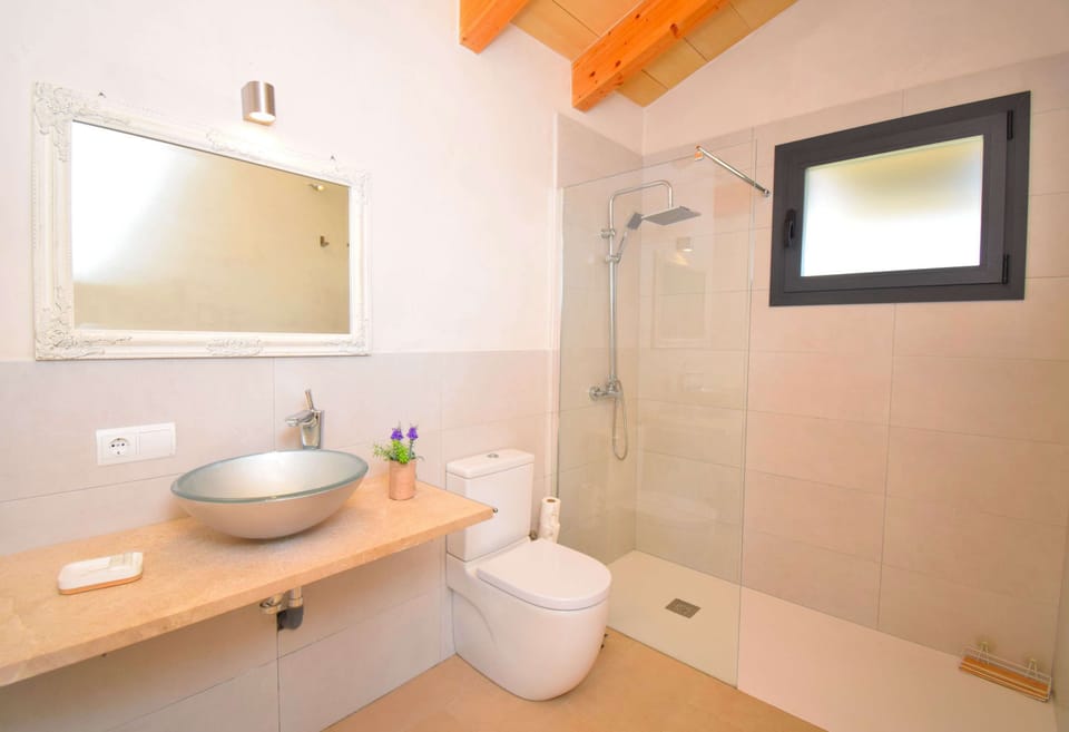 Comfort Cabin | Bathroom | Shower, rainfall showerhead, free toiletries, hair dryer