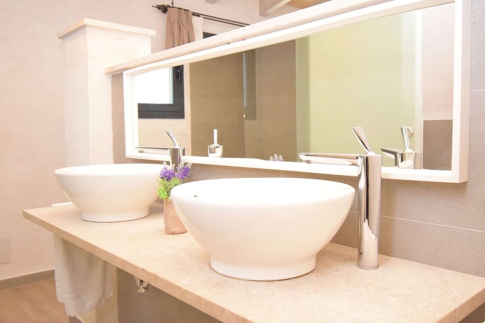 Comfort Room | Bathroom | Shower, rainfall showerhead, free toiletries, hair dryer