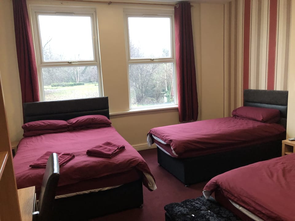 Quadruple Room | Desk, free WiFi, bed sheets