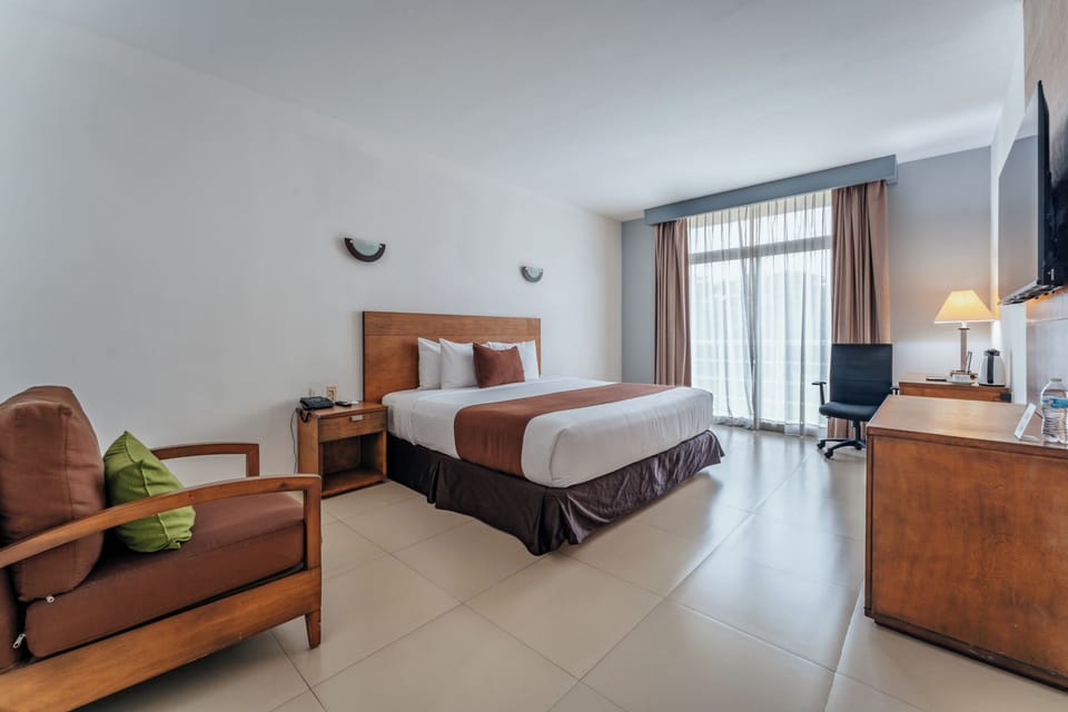 Executive Room, 1 King Bed | In-room safe, desk, laptop workspace, blackout drapes