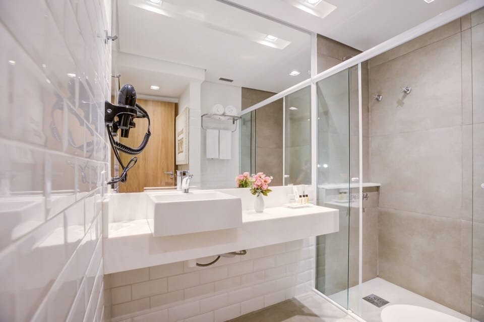 Luxury Room, 1 Double Bed | Bathroom | Shower, free toiletries, hair dryer, towels