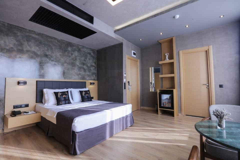 Superior Suite, Sea View | Minibar, soundproofing, free WiFi, bed sheets