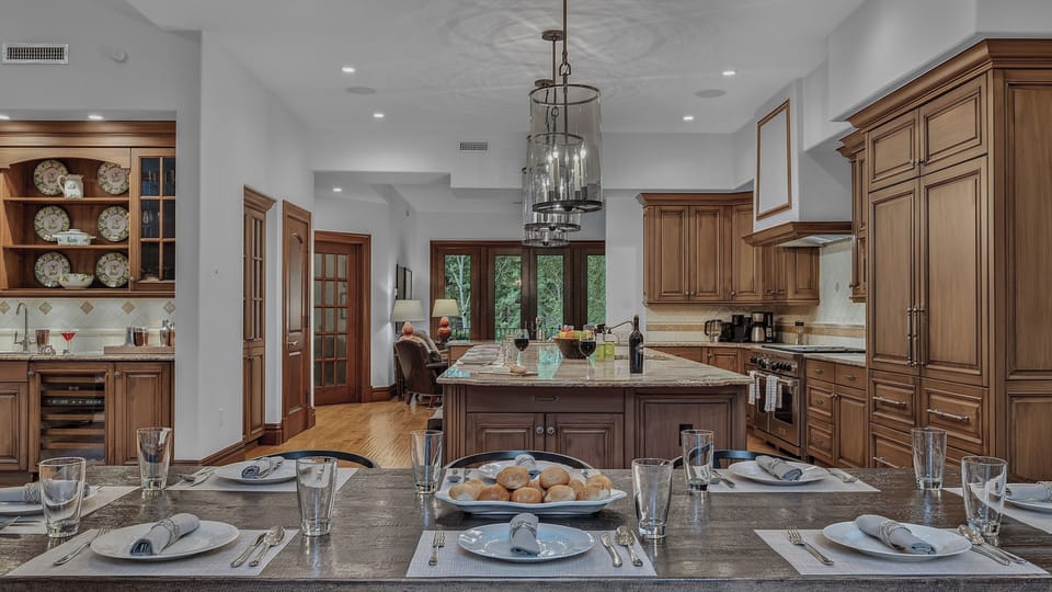 Dining Area, Main Level, Looking into kitchen