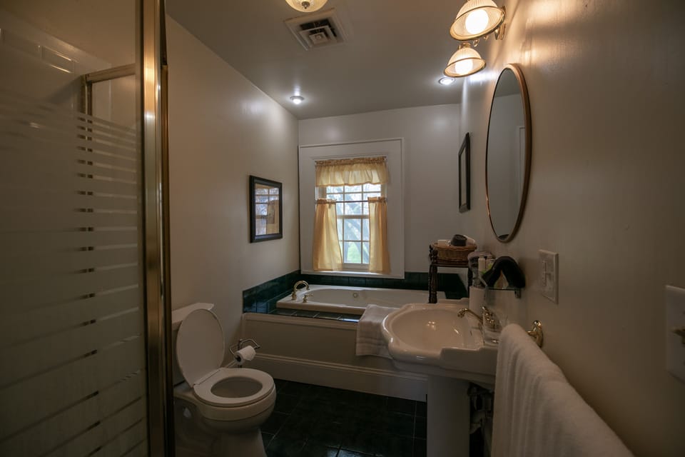 The Willard Room, 1 Queen Bed | Bathroom | Free toiletries, hair dryer, towels, soap