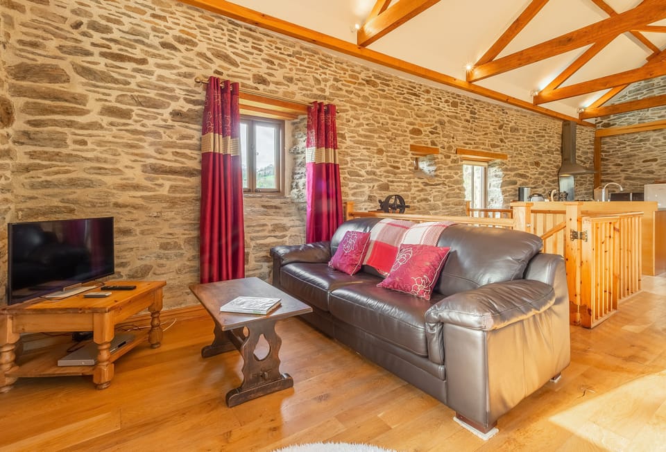 The Threshing Barn, Truro. First floor: Sitting area with television