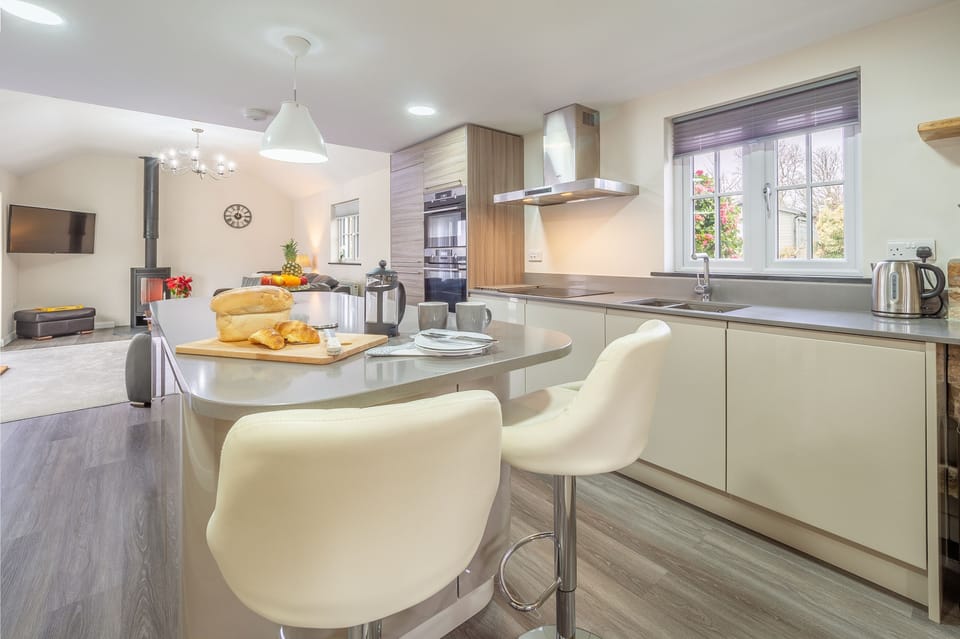 Sunnyside Barn, Truro. Ground floor: Comfy breakfast bar
