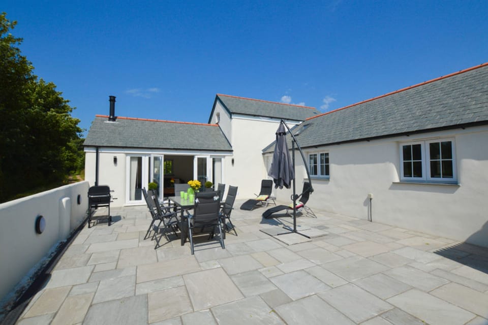 Sunnyside Barn, Truro. Enjoy dining al fresco with the stunning Cornish countryside views