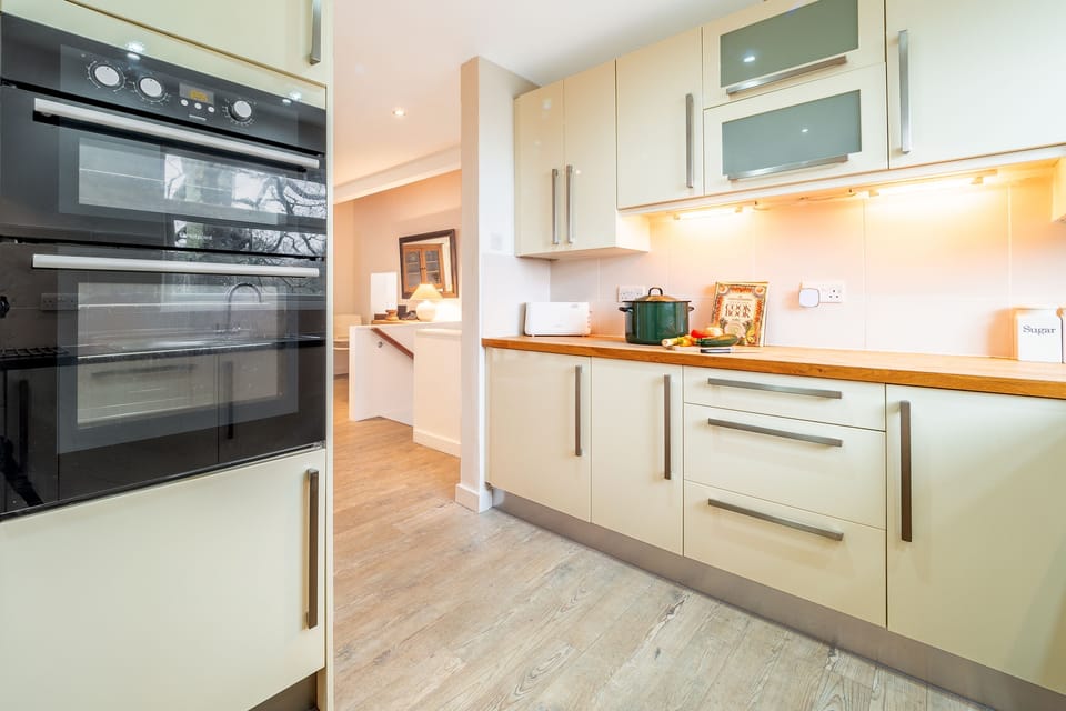 Rozel, St Agnes. Ground floor: Kitchen, cook up a feast for friends and family
